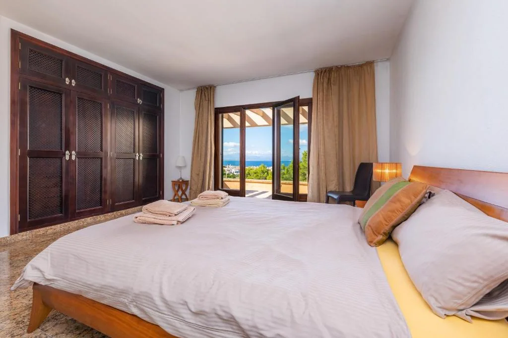 Doppelbett und weiter Blick aus dem Schlafzimmer