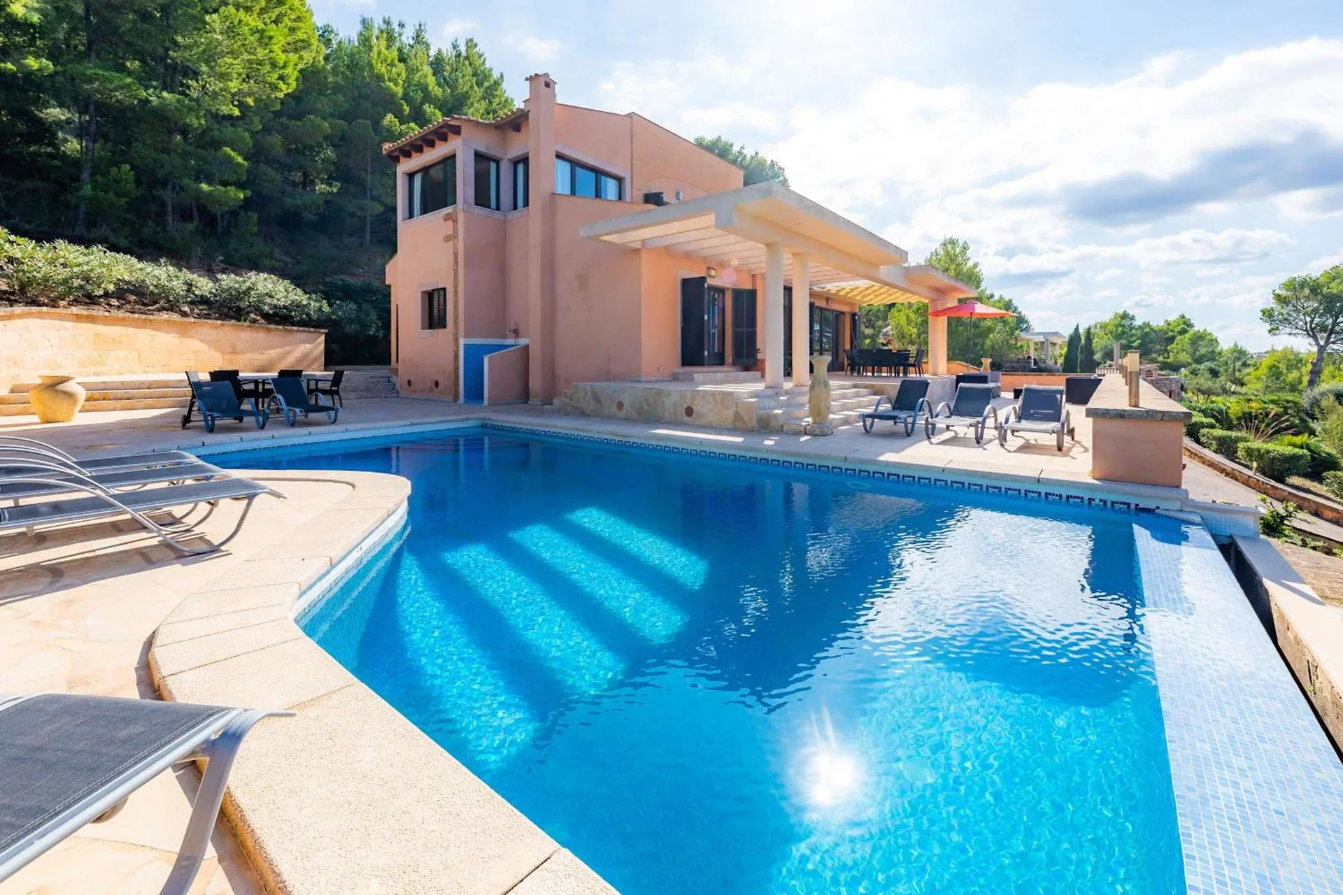 Casa Kyona und der Pool im Sonnenlicht