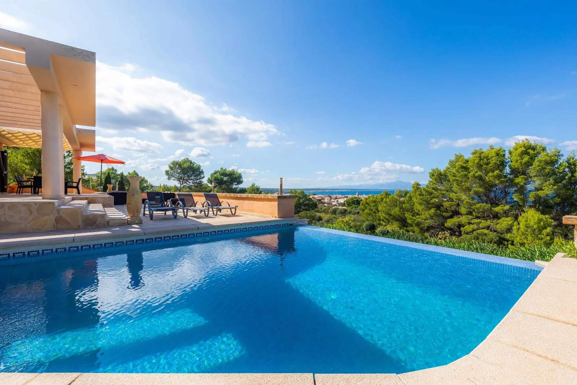 Privater Pool mit Blick auf das Meer