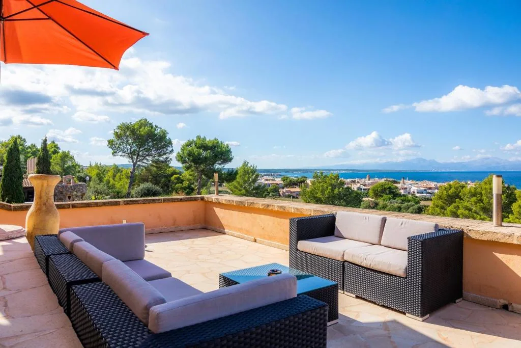 Lounge auf der Terrasse mit Meerblick